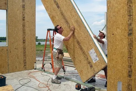 Montaje de paneles estructurales en obra