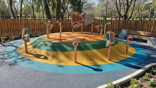 Piso continuo de caucho aglomerado en una plaza